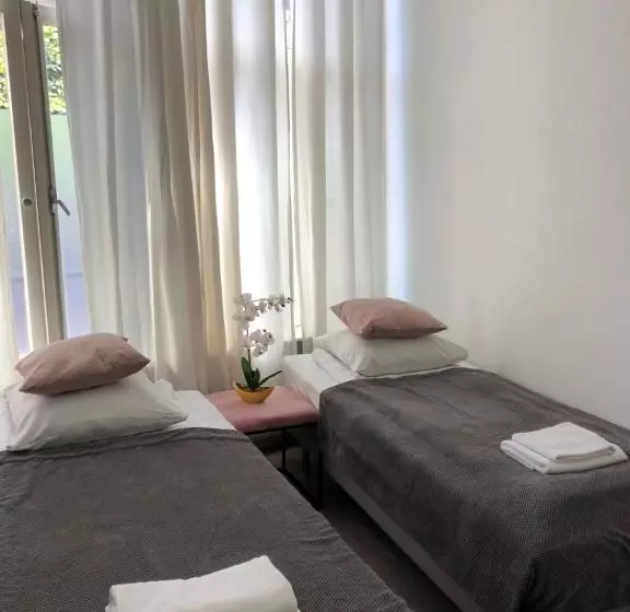 Aamiaismajoitus (B&B) Amsroom  Females Only