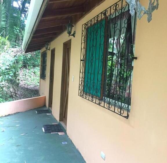 فندق Mal Pais Surf Camp