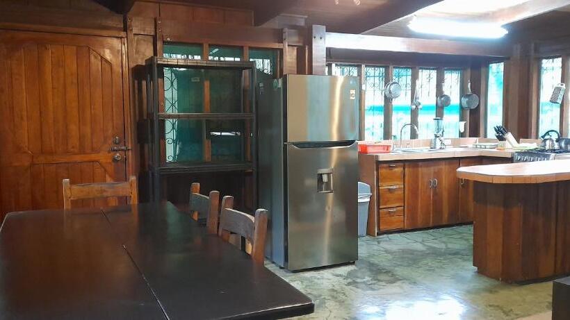 فندق Mal Pais Surf Camp