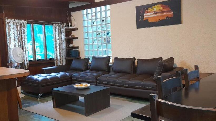 فندق Mal Pais Surf Camp