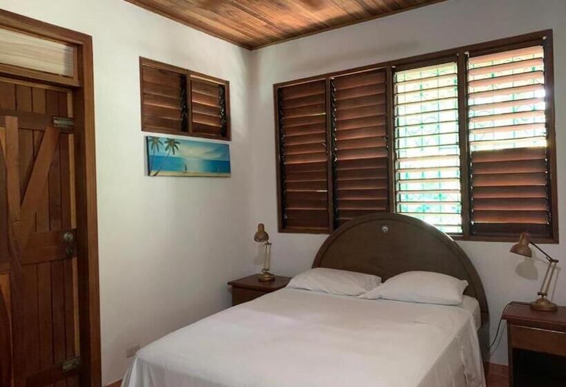 فندق Mal Pais Surf Camp