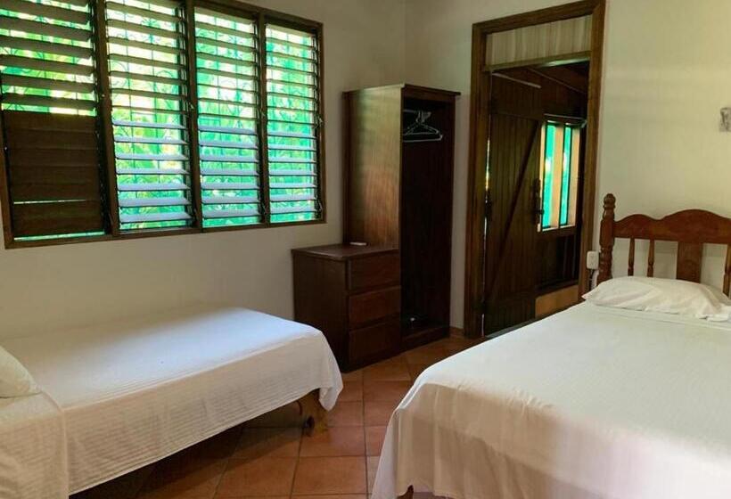 فندق Mal Pais Surf Camp