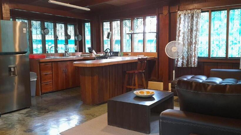 فندق Mal Pais Surf Camp