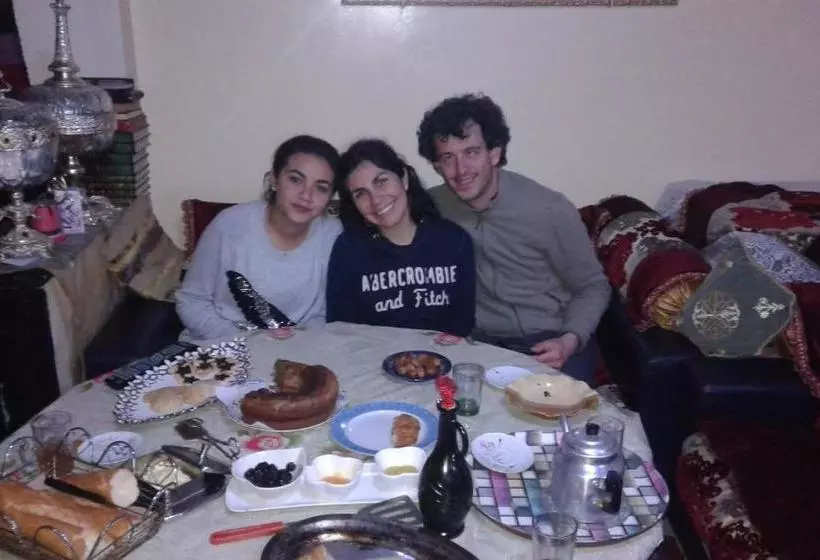 تختخواب و صبحانه Saqi Appartement