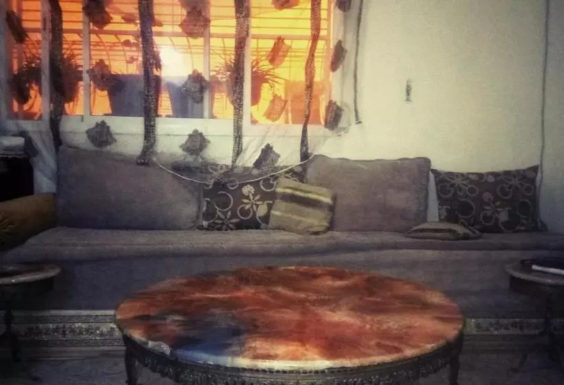 تختخواب و صبحانه Saqi Appartement