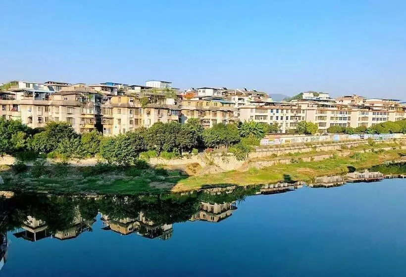 هاستل Lakeside Inn