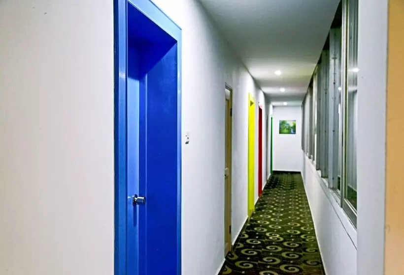 هاستل Lakeside Inn