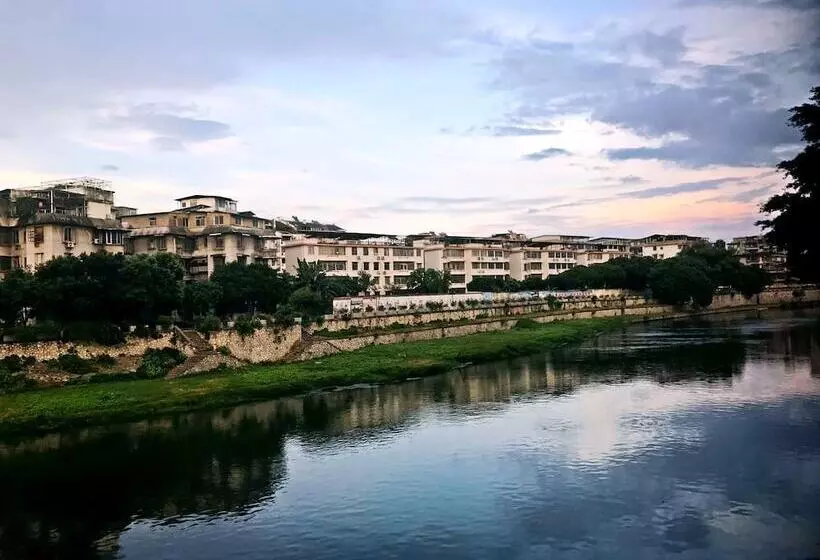 هاستل Lakeside Inn