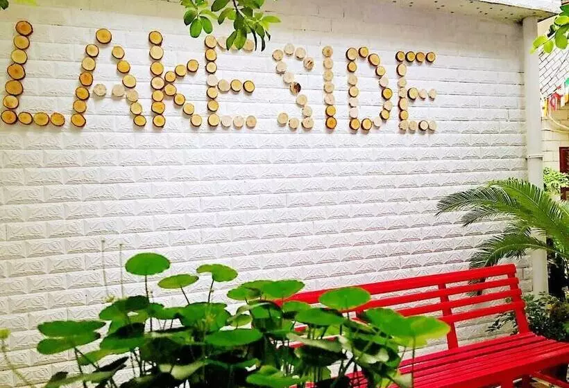هاستل Lakeside Inn