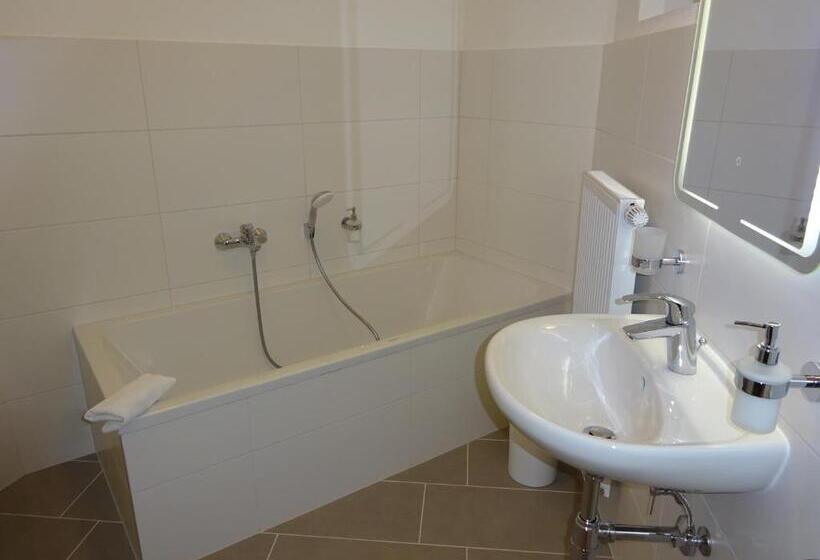 민박 Widhof   Check In Im Hotel Nibelungenhof