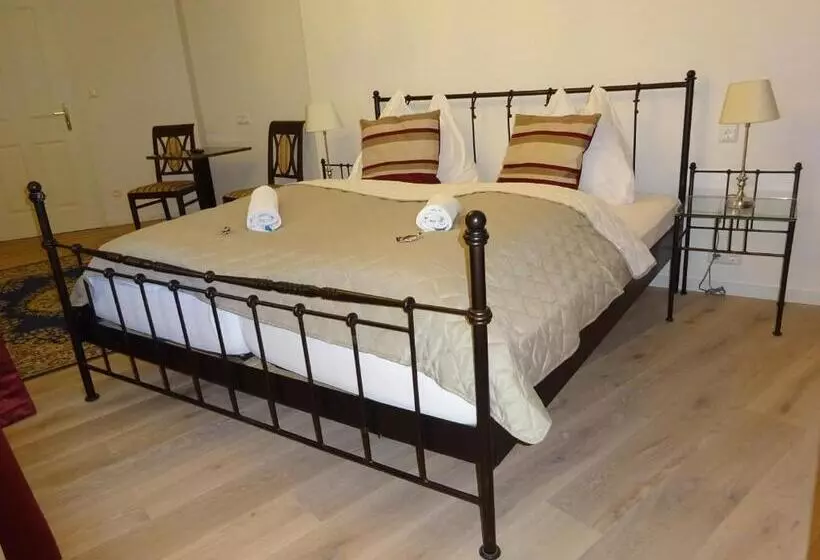 Aamiaismajoitus (B&B) Widhof   Check In Im Hotel Nibelungenhof