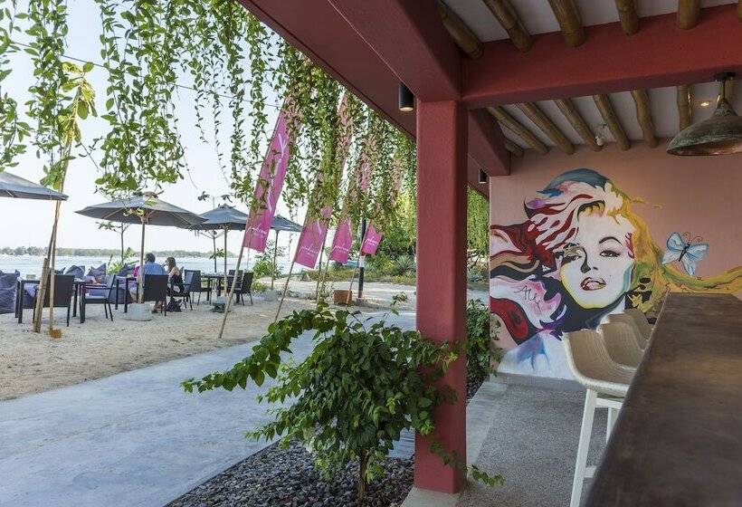 리조트 Pinkcoco Gili Air   Constant Surprises & For Cool Adults Only