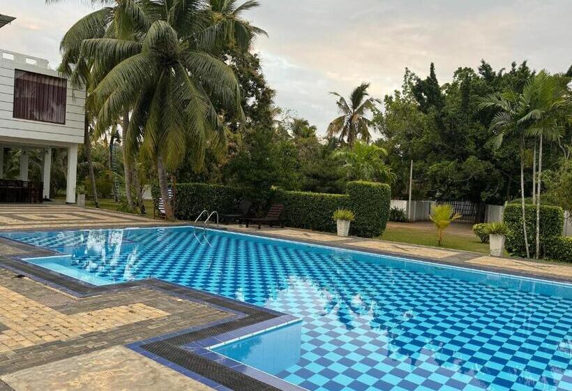 Shades Hotel & Villa