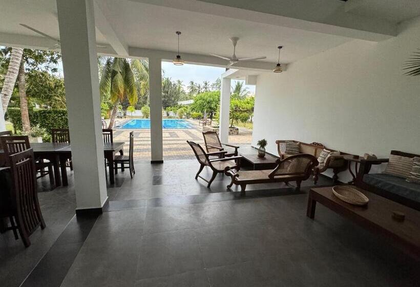 Shades Hotel & Villa