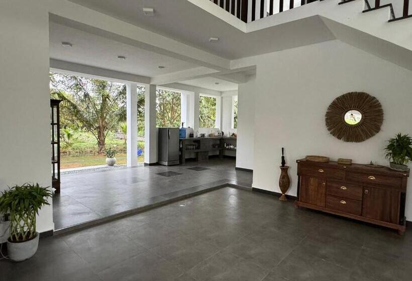 Shades Hotel & Villa