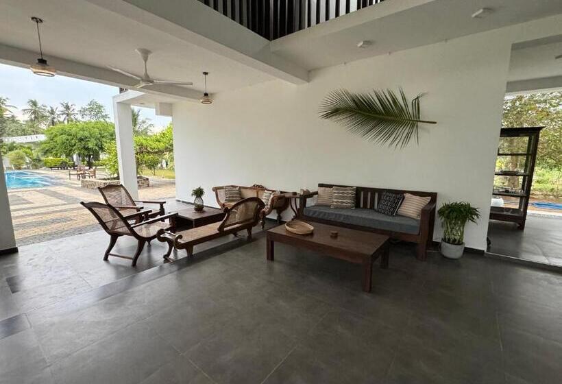 Shades Hotel & Villa