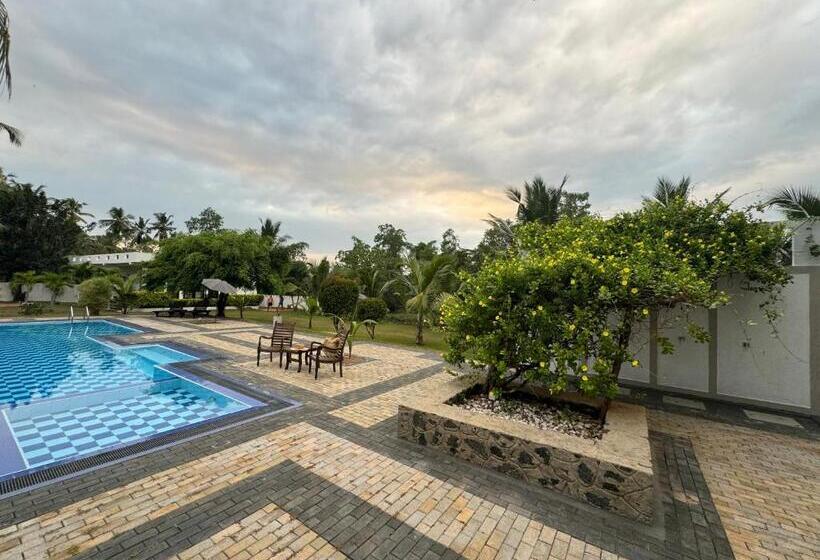 Shades Hotel & Villa