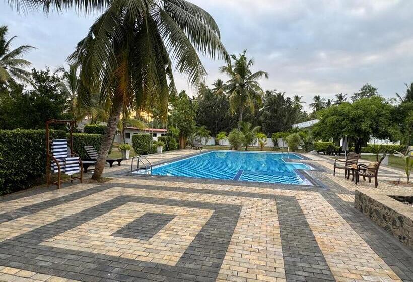 Shades Hotel & Villa