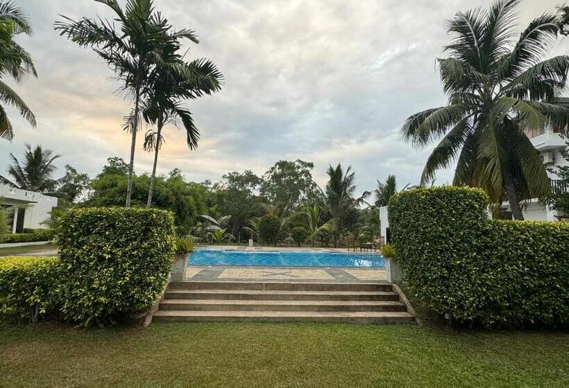 Shades Hotel & Villa