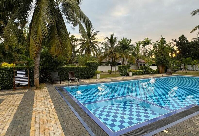 Shades Hotel & Villa