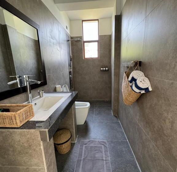 Shades Hotel & Villa