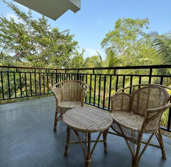 Shades Hotel & Villa