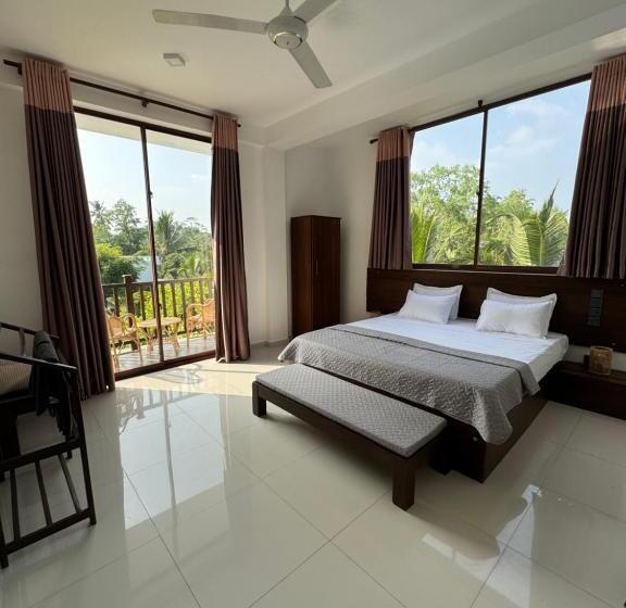 Shades Hotel & Villa