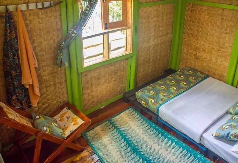 هتل The Kansiime Backpackers