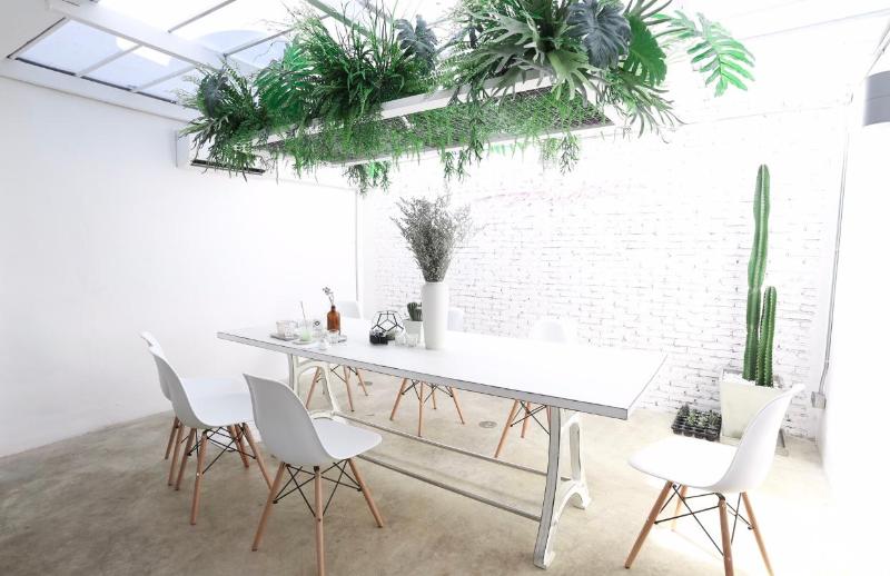 هاستل Flat White Cafe X Poshtel