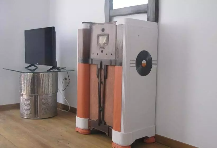 Retkeilymaja Modern & Recycled Guest House