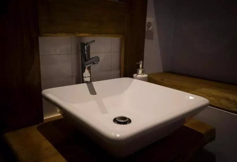 Retkeilymaja Modern & Recycled Guest House