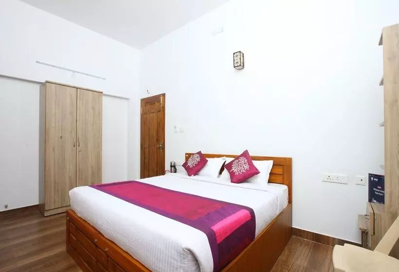 ホテル Oyo 10251 Sri Akilambiga Residency