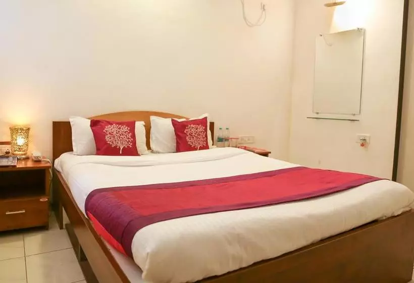 Oyo 10483 Hotel The Signature Crest