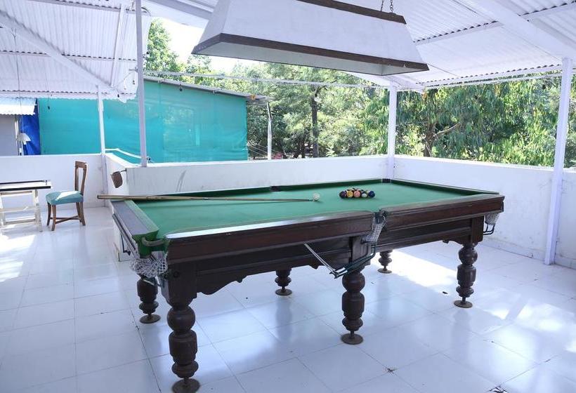 Oyo 10483 Hotel The Signature Crest