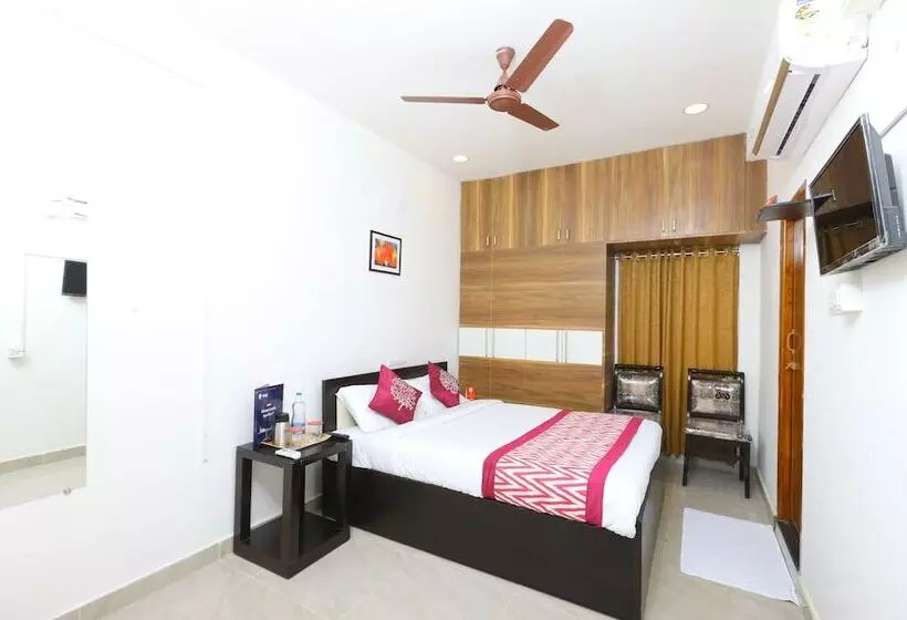 ホテル Oyo 10701 Moukthi Apartment