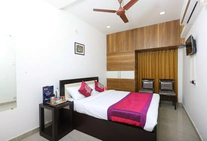 ホテル Oyo 10701 Moukthi Apartment