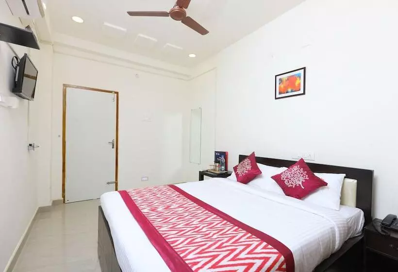 ホテル Oyo 10701 Moukthi Apartment