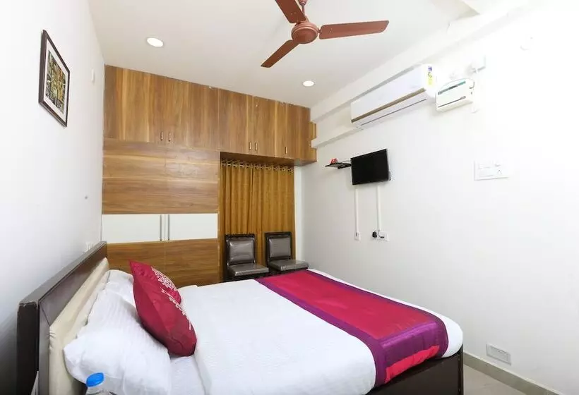 ホテル Oyo 10701 Moukthi Apartment