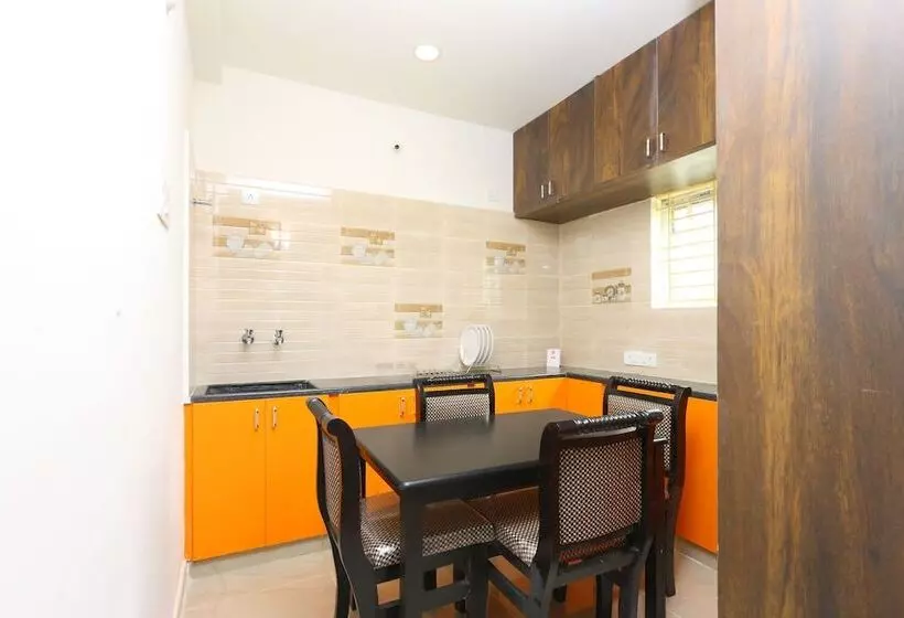 ホテル Oyo 10701 Moukthi Apartment