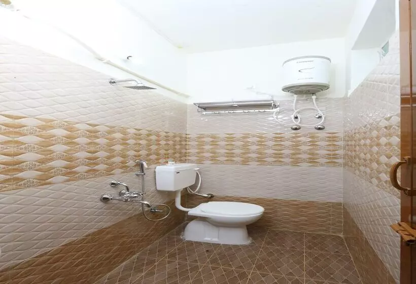 ホテル Oyo 10701 Moukthi Apartment