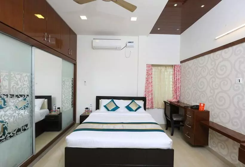 ホテル Oyo 10701 Moukthi Apartment