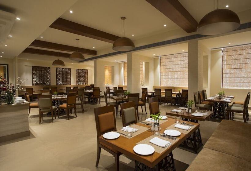 Отель Singhania Sarovar Portico