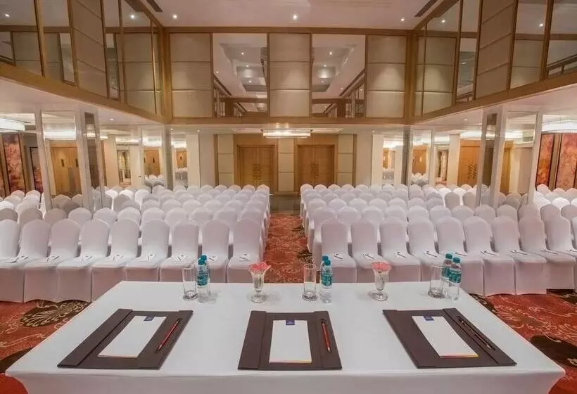 Hotelli Singhania Sarovar Portico