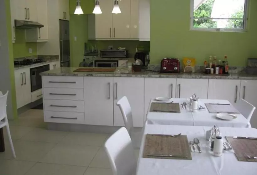 تختخواب و صبحانه Sounds Of The Sea