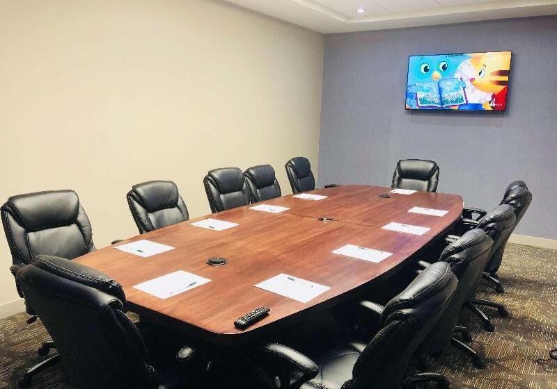 هتل Wingate By Wyndham Kamloops