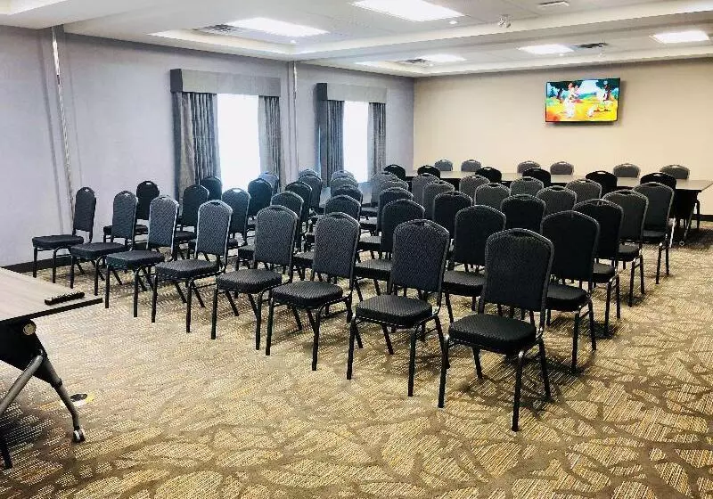 ホテル Wingate By Wyndham Kamloops