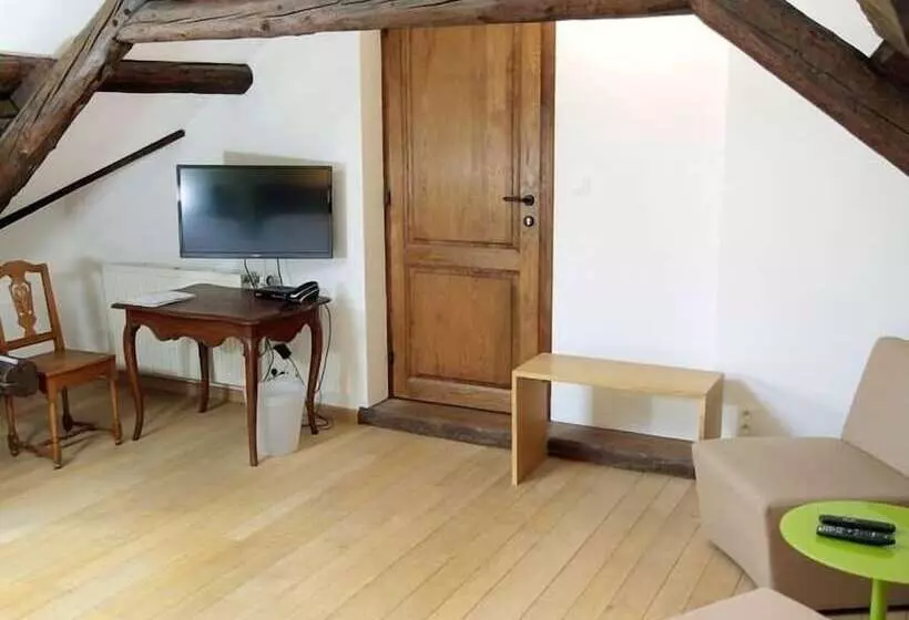 Hotelli Hôtel   Ferme Du Château D Ahin