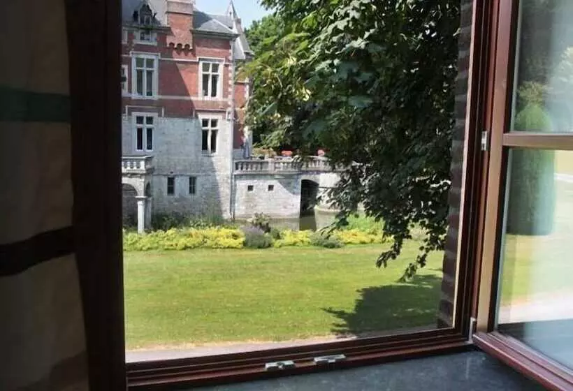 Hotelli Hôtel   Ferme Du Château D Ahin