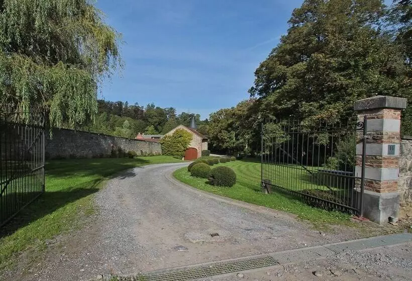 Hotelli Hôtel   Ferme Du Château D Ahin