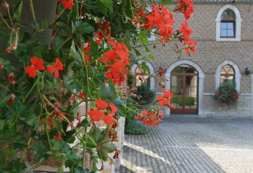 Hotelli Hôtel   Ferme Du Château D Ahin